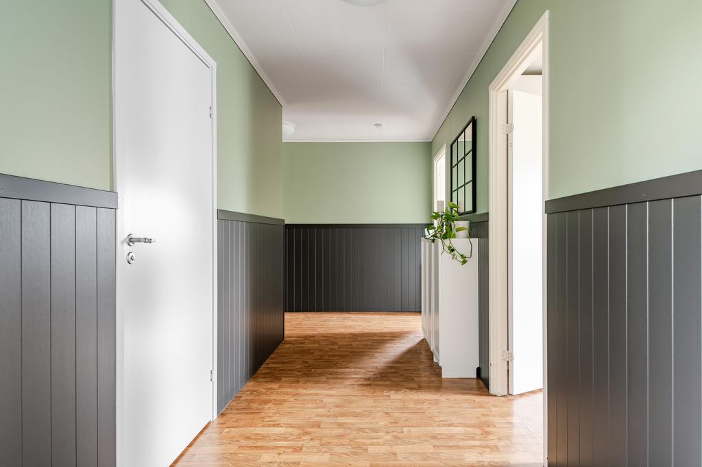 Hallen utanför badrum och sovrum ett och två. 