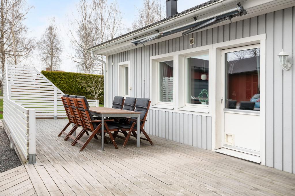 Altanen utanför det stora vardagsrummet. 