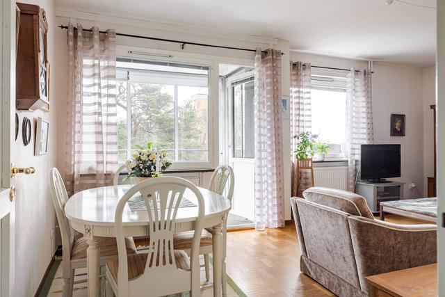 Vardagsrum med utgång till inglasad balkong