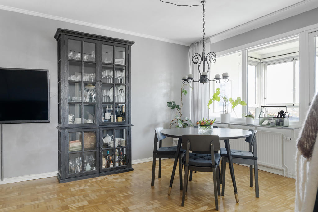 Matplats med utsikt mot inglasad balkong 