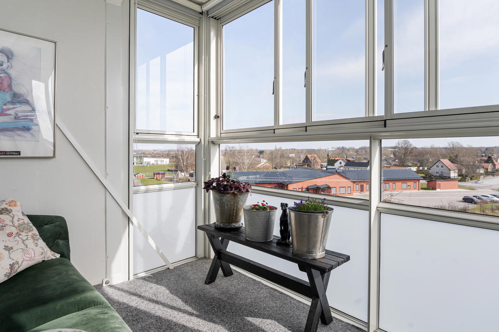 Inglasad balkong med plats för soffgrupp