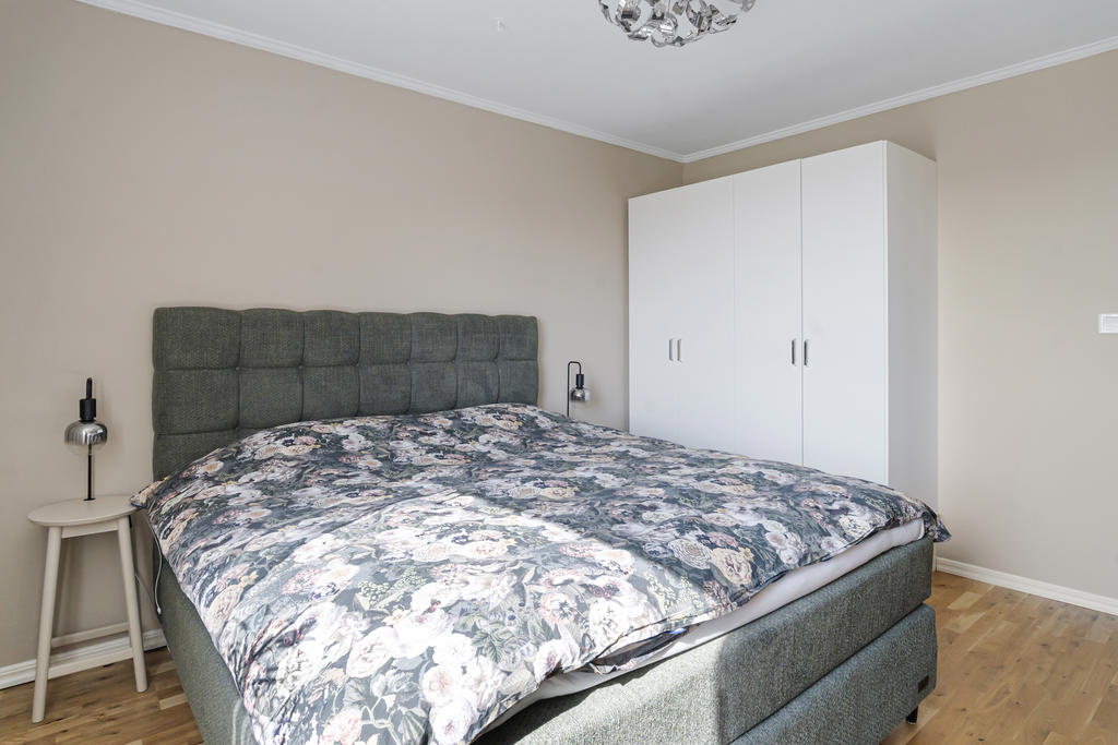 Sovrum 1 med garderobsförvaring 