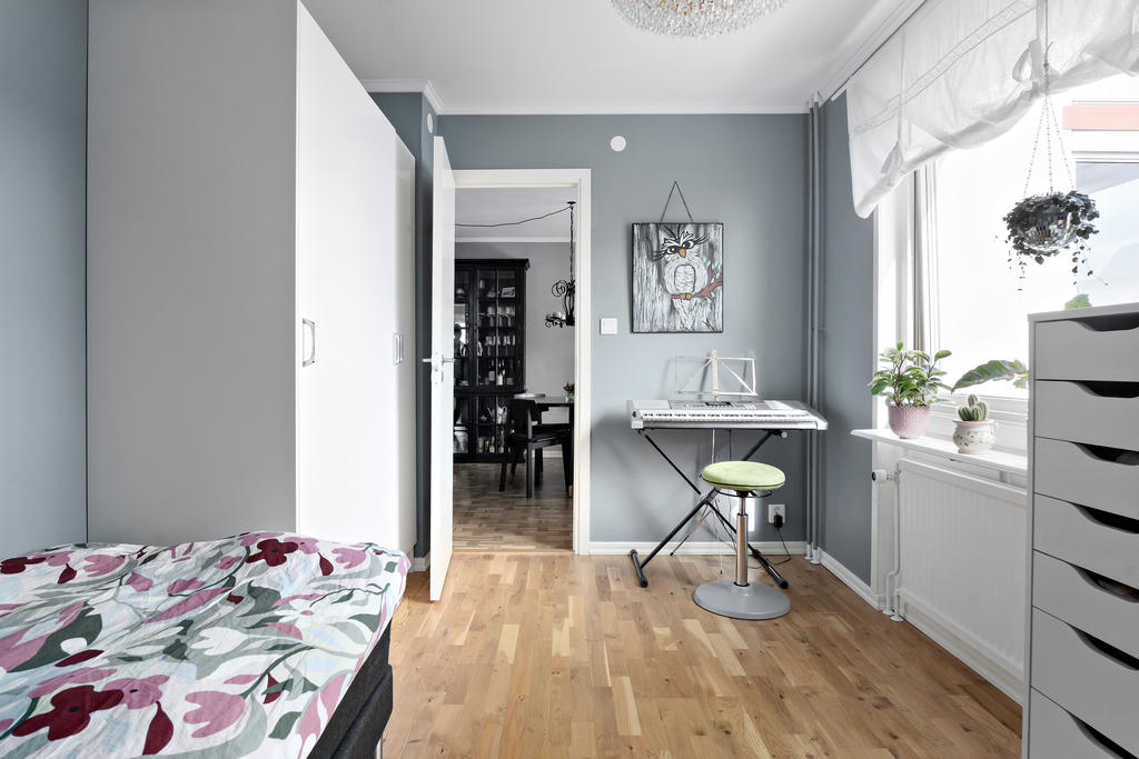 Sovrum 2 med garderobsförvaring