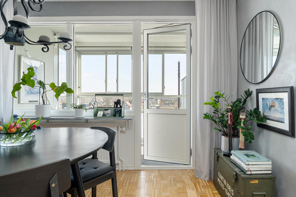 Matplats med utgång till inglasad balkong