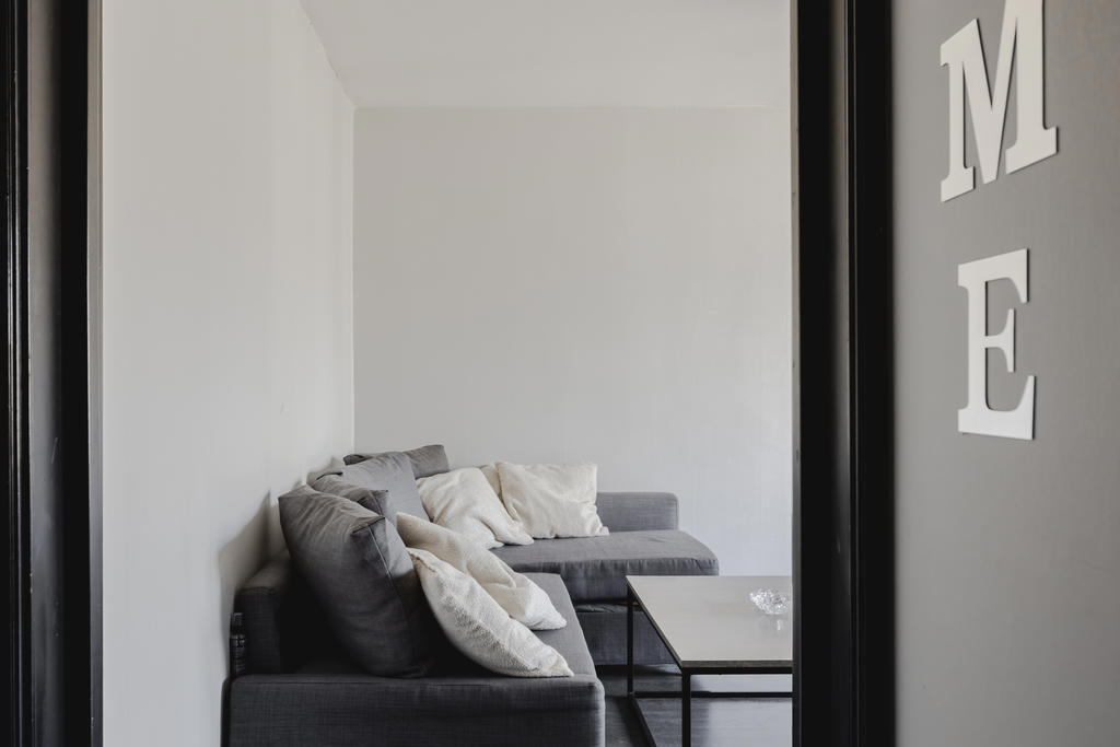 Från hallen in i vardagsrummet