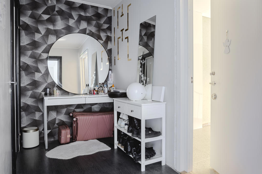 Rymlig hall med walk-in-closet