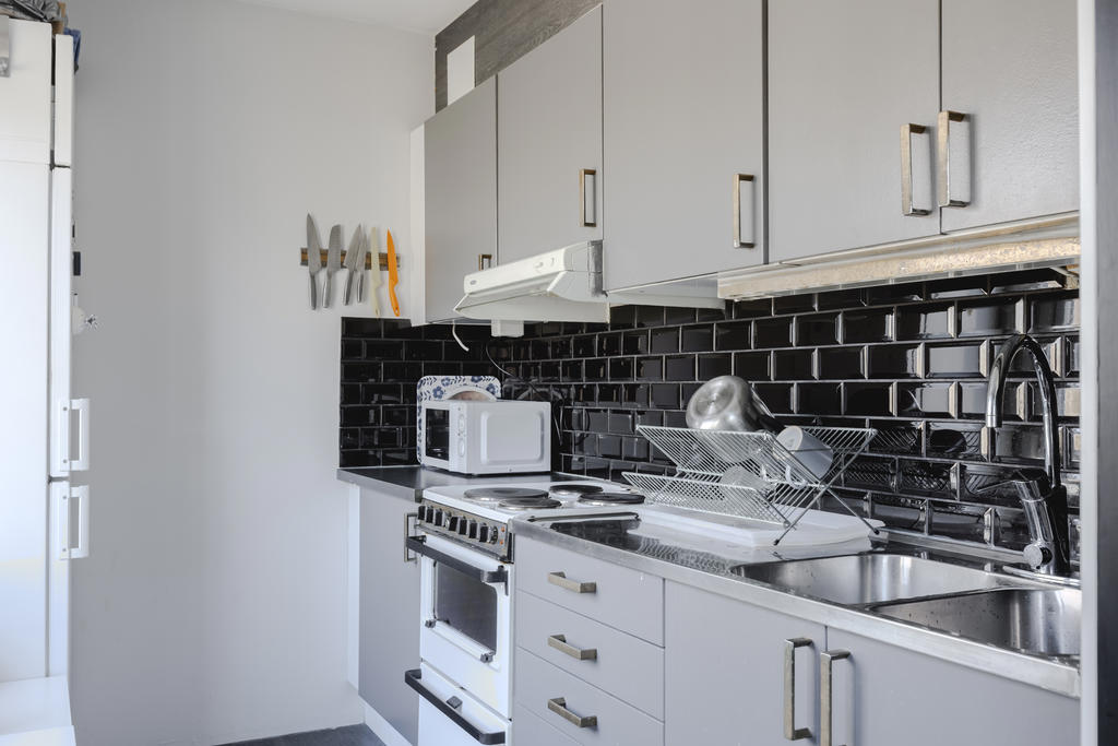 Grå snickerier och kakel över arbetsytor