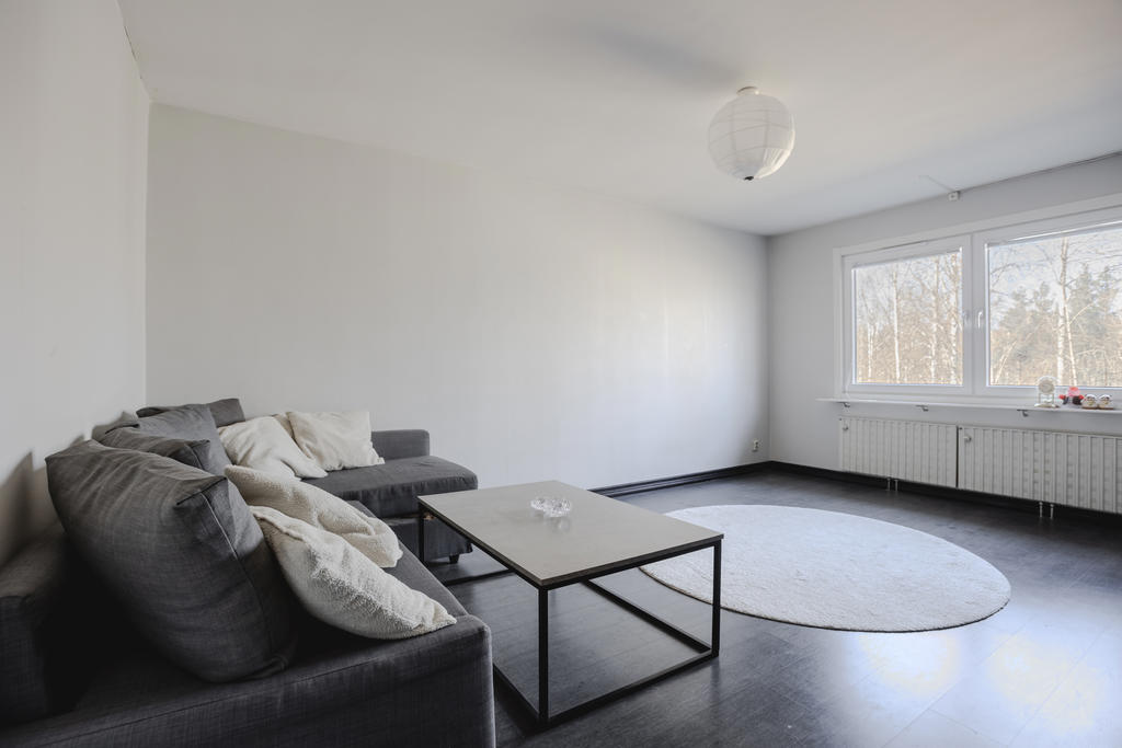 Rymligt vardagsrum med stora fönster mot baksidan