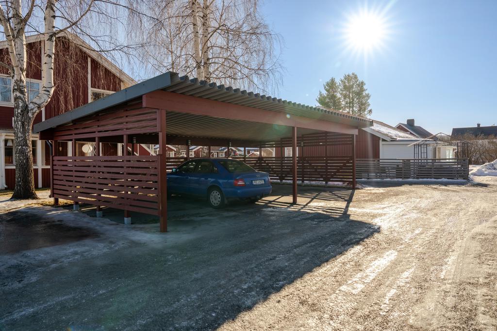 Carport hör till lägenheten och ingår i månadsavgiften
