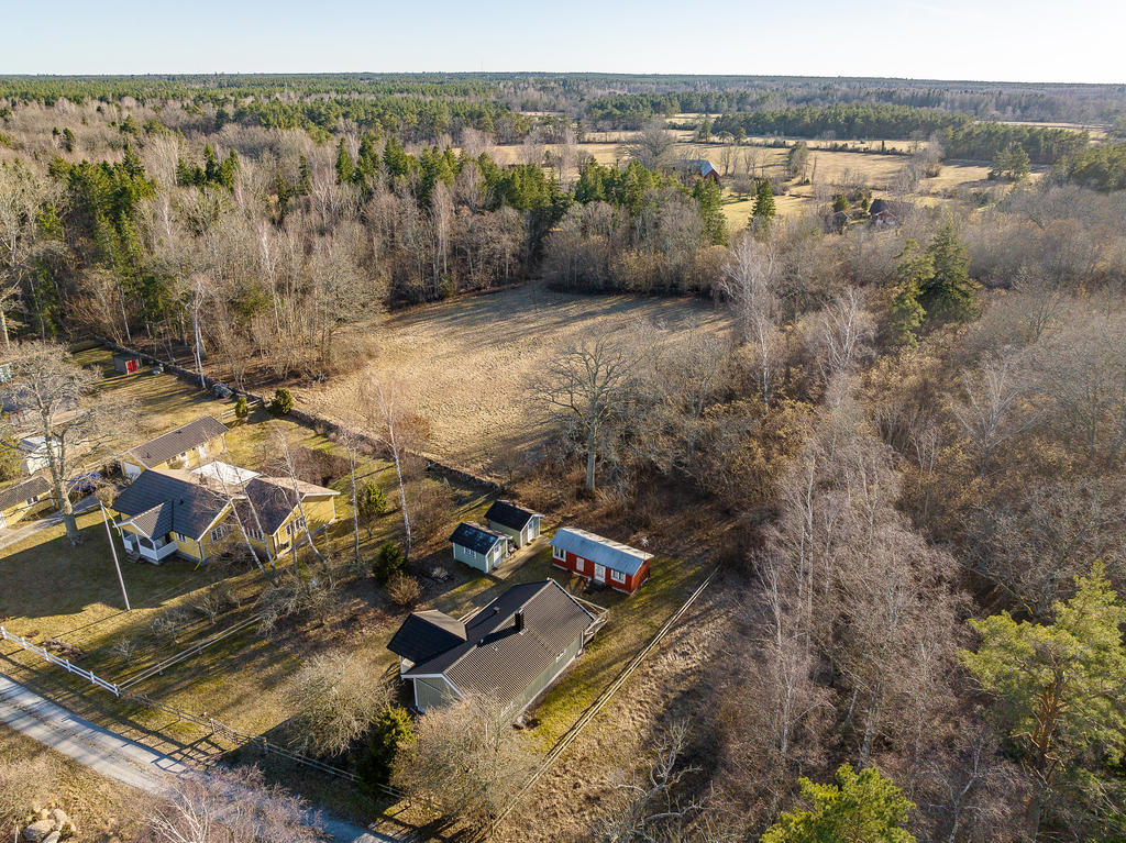 Rofylld miljö nära både naturen och havet. 