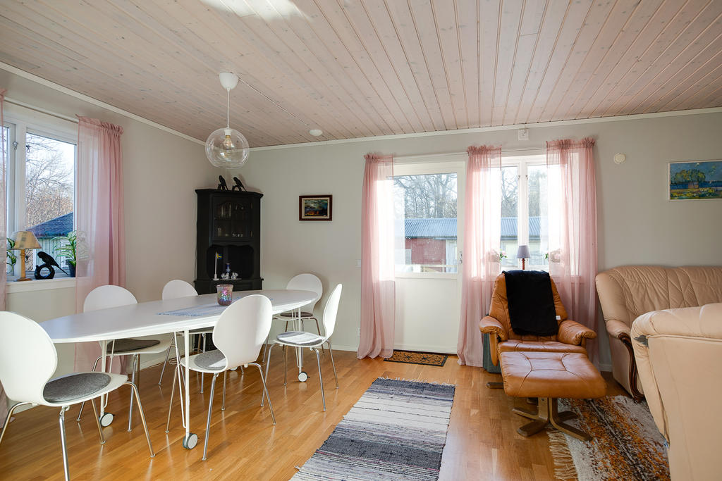 Vardagsrum med matplats 
