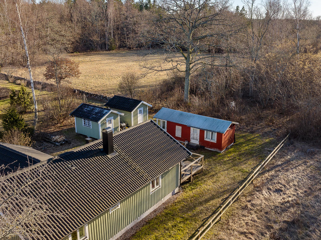 På tomten finns två friggebodar samt en äldre stuga som stod på fastigheten från början.