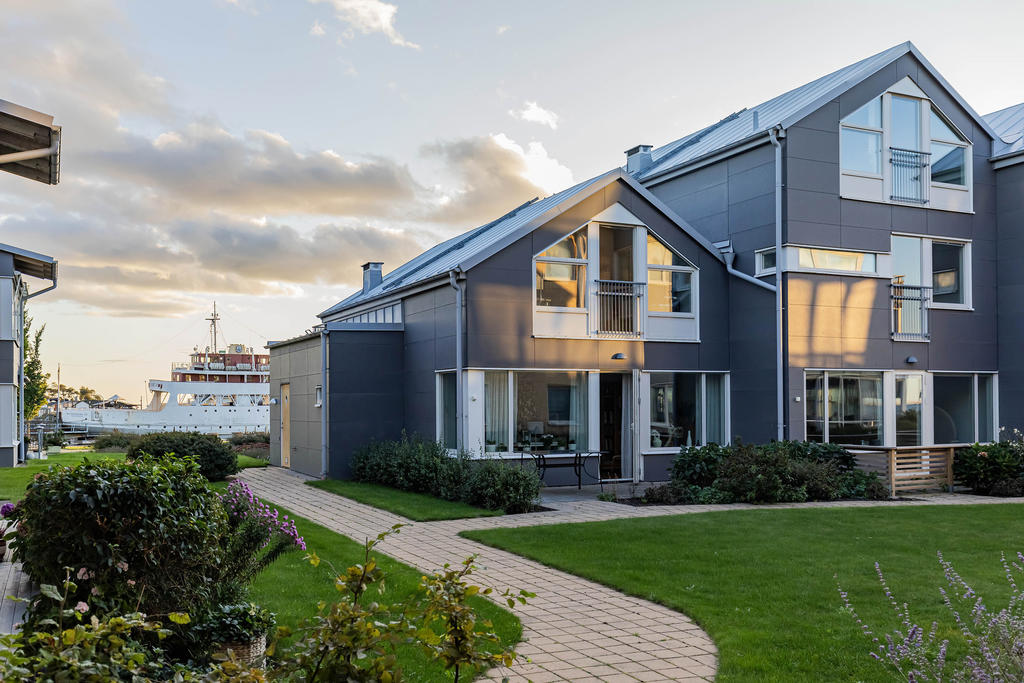 Härlig utemiljö med egen uteplats!