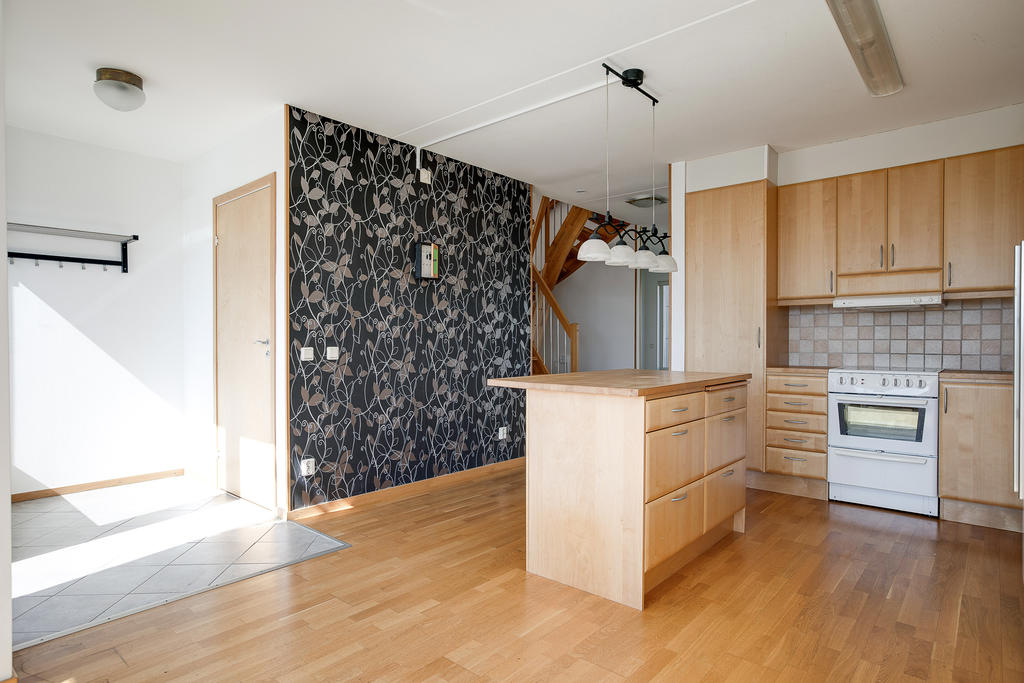 Kök med matplats och entré in till huset