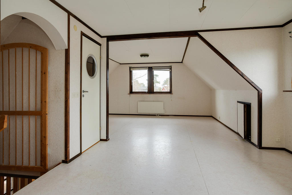 Allrum på övre plan som är möjligt att dela av till ytterligare ett sovrum. 