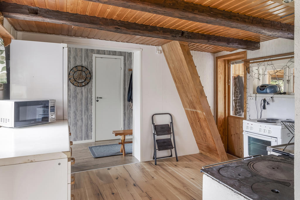 Kök mot hall och med trapp upp till sovloft