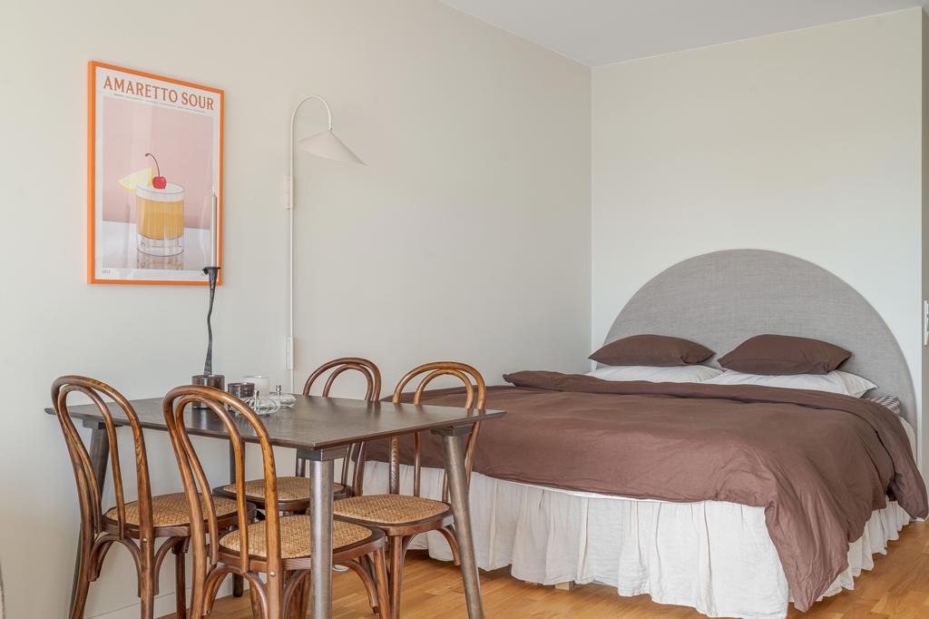 Plats för dubbelsäng och matbord