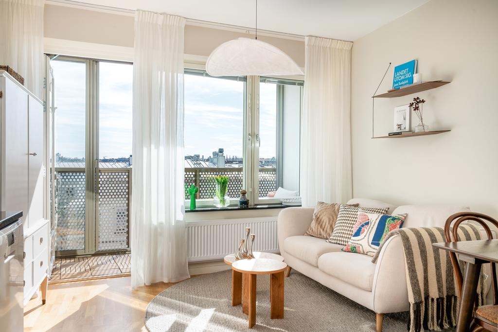 Ljust allrum med utgång till inglasad balkong