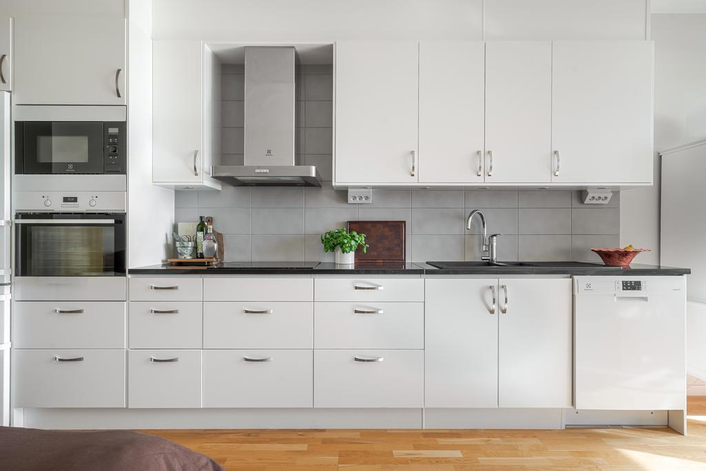 Stilrent kök med bänkskiva i sten 