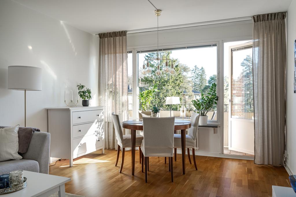 Högt läge och härligt ljusinsläpp! 