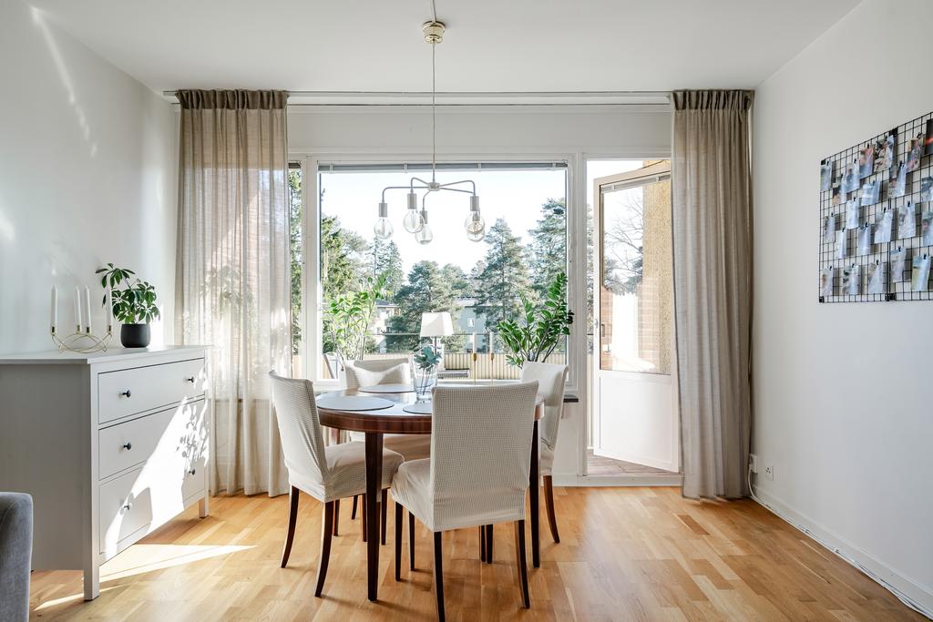 Stort fönsterparti mot balkong