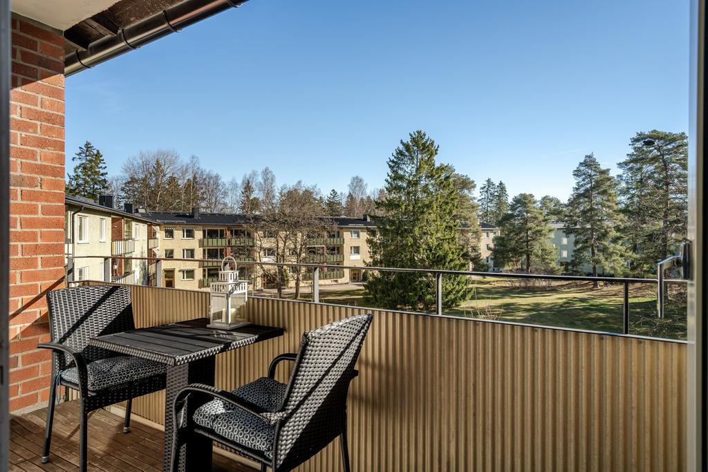 Balkong med trevlig utsikt över lummig gård