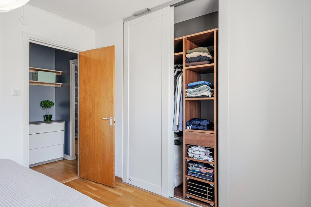 Inredd skjutdörrsgarderob i sovrummet