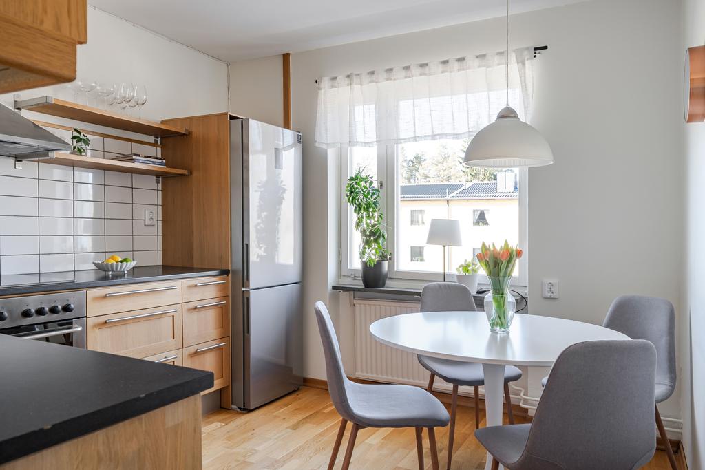 Ljust kök med skåpsluckor i trä