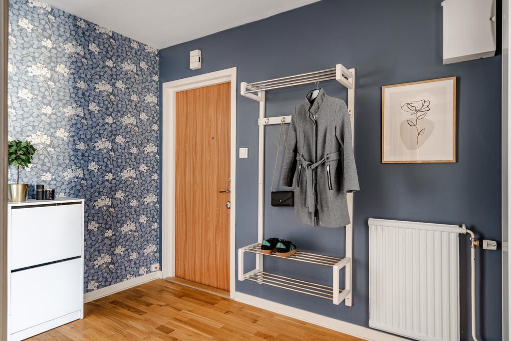 Välkomnande hall med plats för avhängning