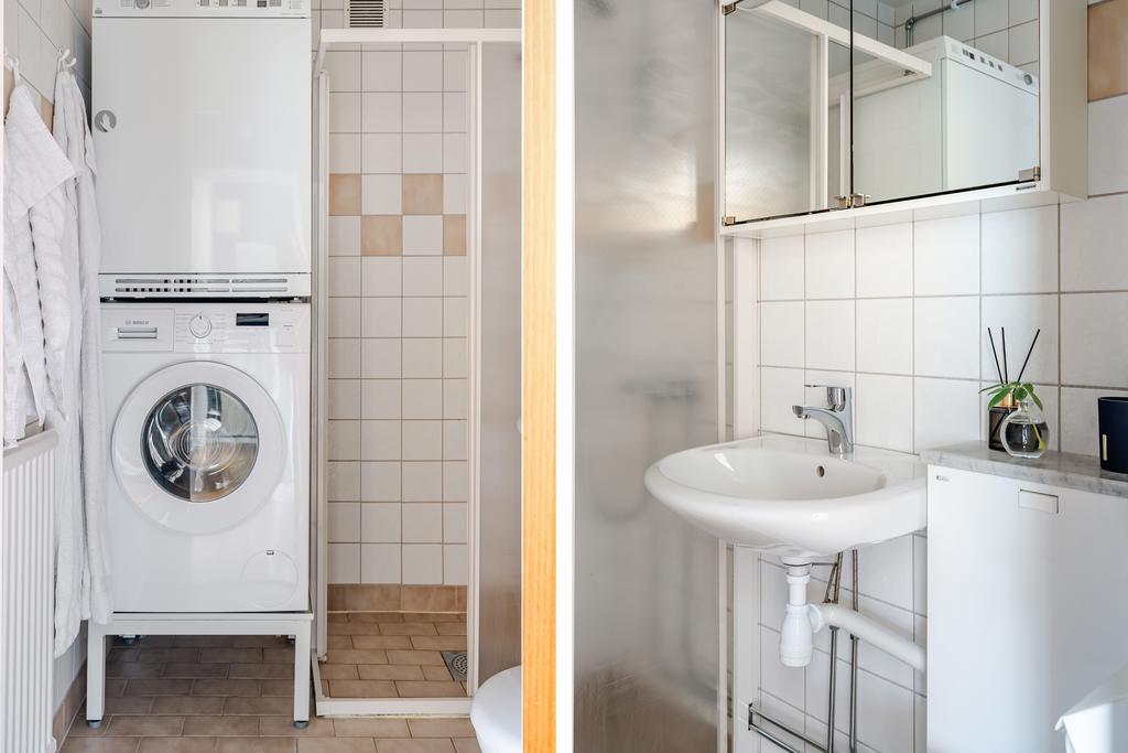 Helkaklat duschrum med tvättpelare 