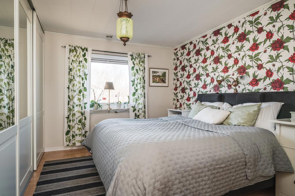 Sovrum 3 med garderobsvägg