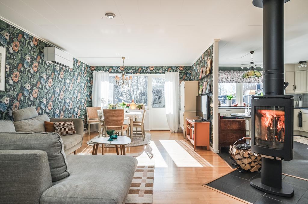 Öppen planlösning med vridbar kamin!