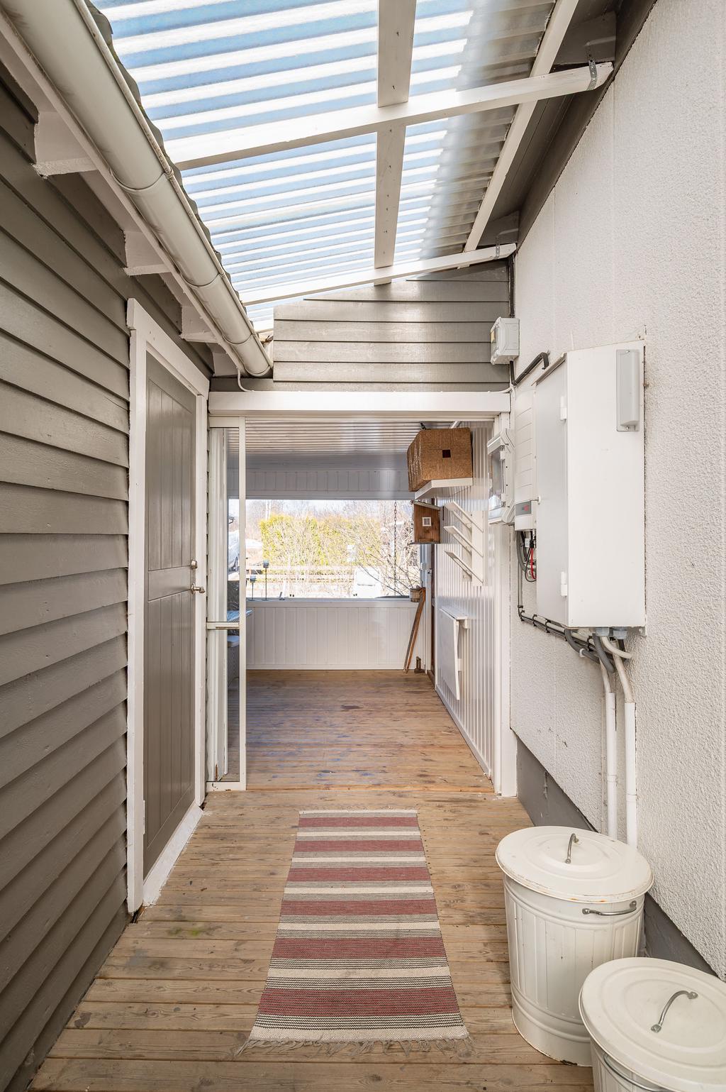 Förråd och inglasat uterum