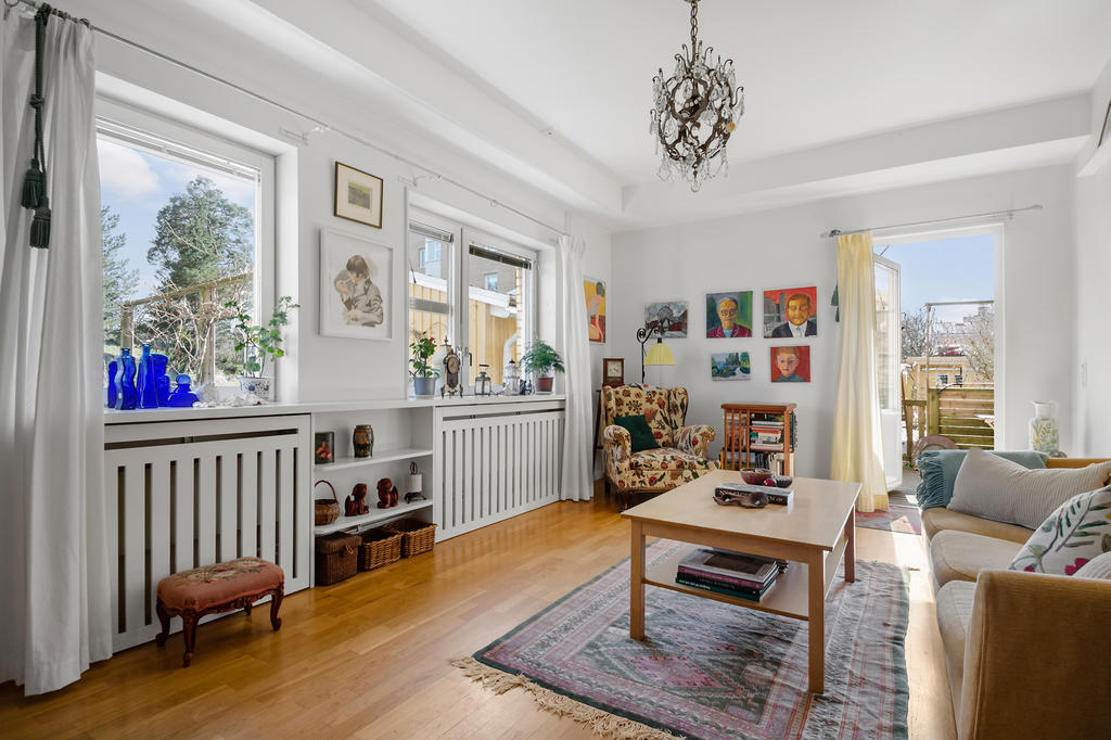 Vardagsrum med utgång till uteplats