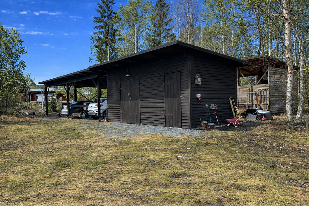 Carport, förråd, pumphus. Årstidsredigerad. 