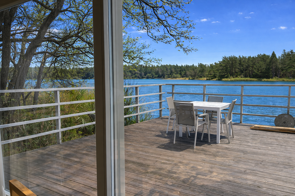 Trädäck, del av bryggan. Årstidsredigerad. 