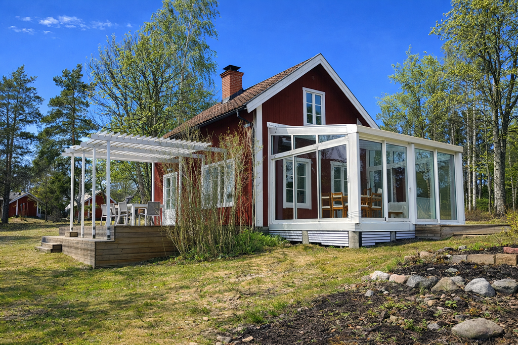 Huvudbyggnad, uterum och pergola