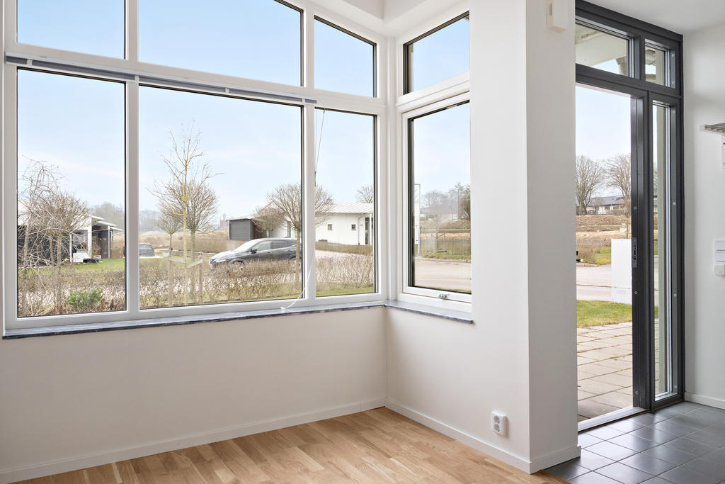 Kök med plats för matbord