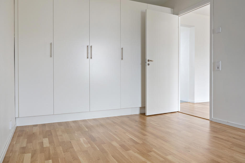 Sovrum 1 med garderobsvägg