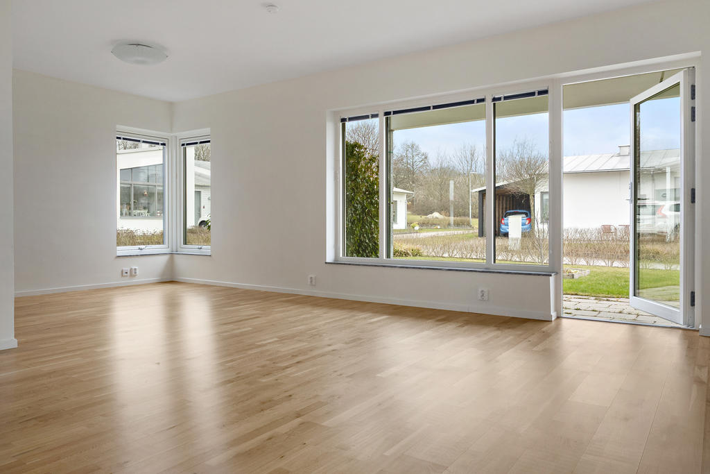 Vardagsrum i vinkel med utgång till uteplats