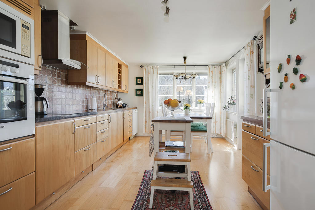 Rejält kök med mycket förvaring