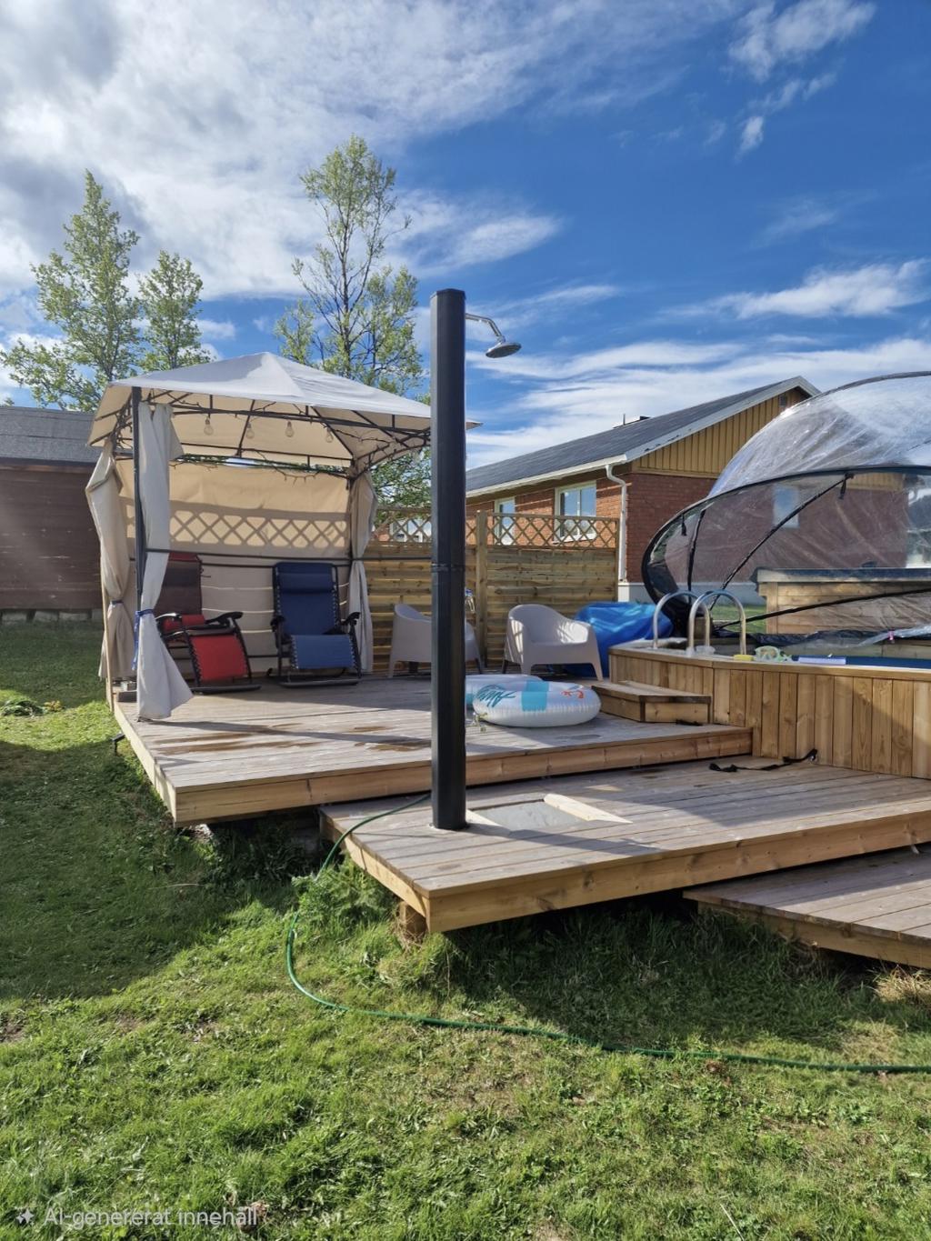 Trädäck kring poolen sommartid, säljarens bild