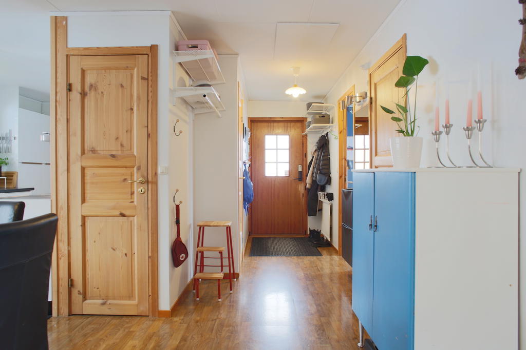 Ingång till hall med plats för klädavhängning