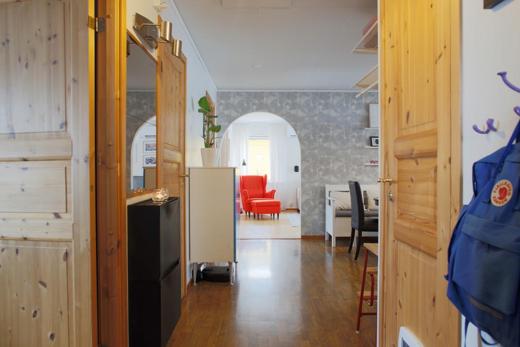 Vy in mot huset från entrén