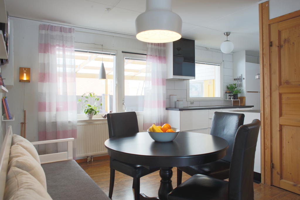 Utgång till altan under tak via köket 