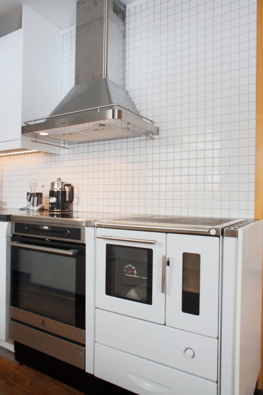 Vedspis för värme och möjlighet att laga mat på 