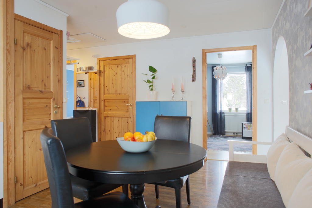 Matplats med vy mot sovrum 2