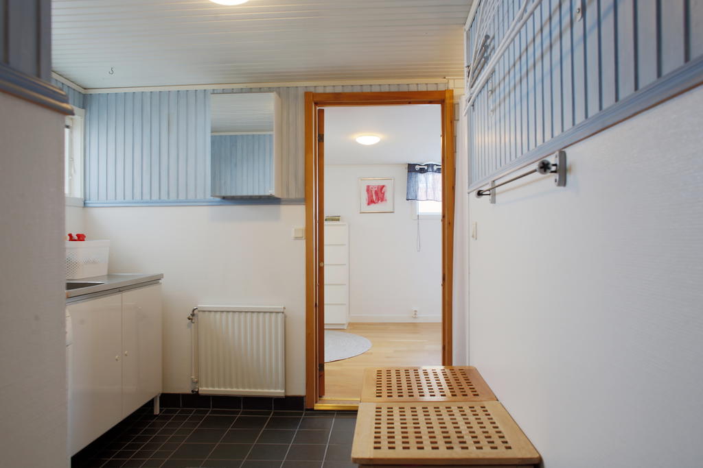 Ekonomidel med tvättavdelning och vy mot sovrum 4