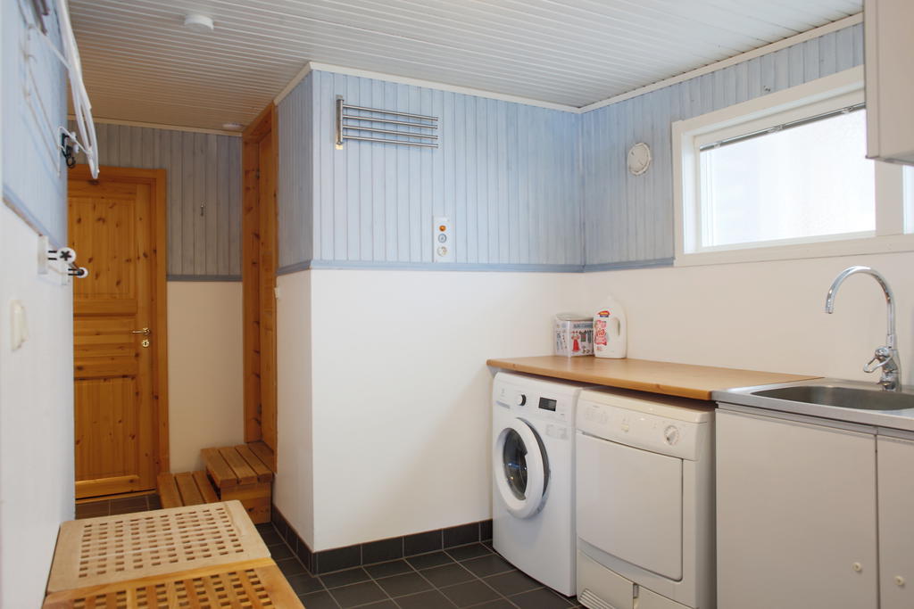 Dörr till "pannrum" och trappan till köket och boytan