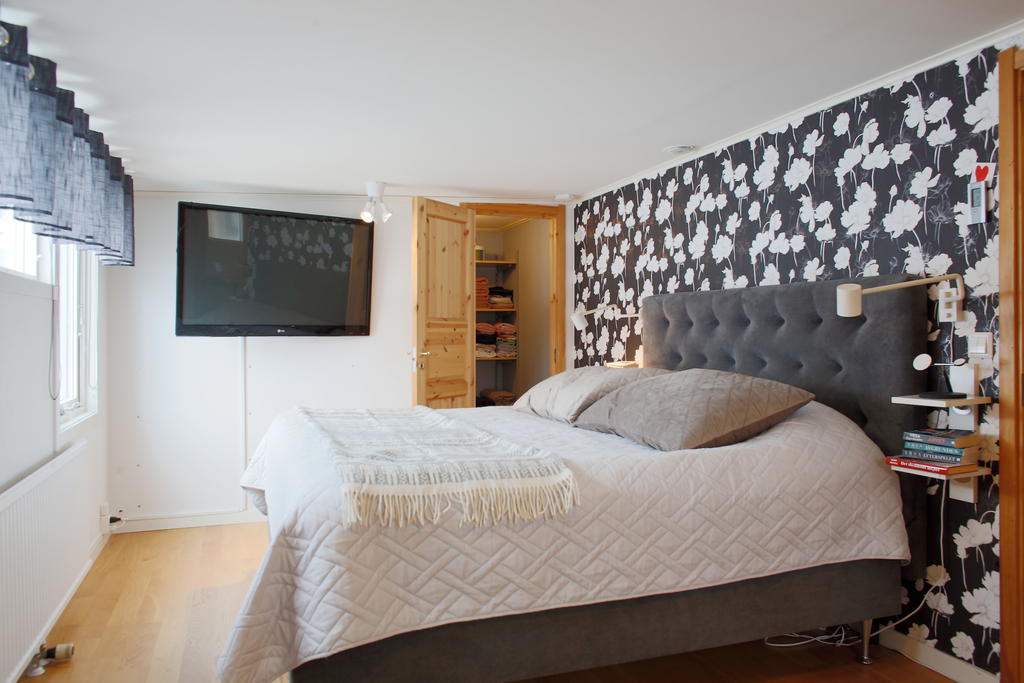 Sovrum 4 i ekonomidelen, rymligt rum med klädkammare